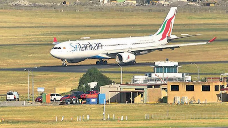 ශ්‍රීලන්කන් ගුවන් යානයක් හදිසියේ ගොඩබස්වයි