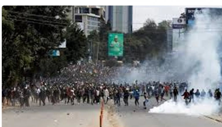 කෙන්යාවේ පාර්ලිමේන්තුවට ගිනි තැබූ විරෝධතාකරුවන්හි එහි සෙංකෝලය ද පැහැර ගනිති