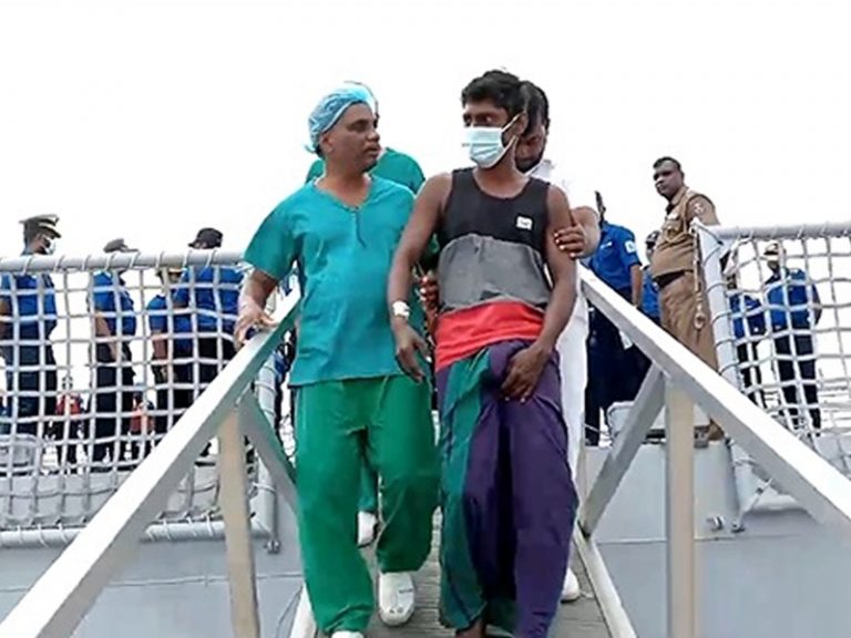 ‘Devon 5’ යාත්‍රාවේ සිට මුදා ගත් ධීවරයා දිවයිනට රැගෙන එයි