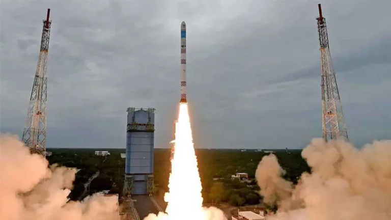 ඉන්දියාව මිනිසුන් රැගත් යානයක් අභ්‍යවකාශගත කිරීමට සැරසෙයි