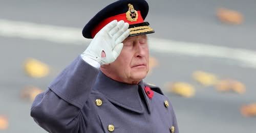 King leads nation in two-minute silence during Remembrance Sunday service at Cenotaph