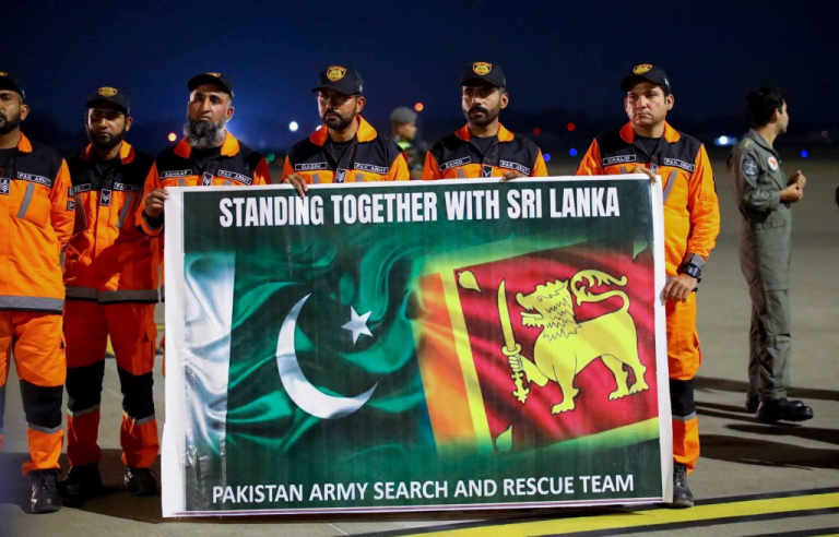 පකිස්ථානු ගුවන් හමුදාව මානුෂීය ආධාර රැගෙන පැමිණ ඇති අතර ඒ සමඟ පකිස්ථානු හමුදාවේ ගලවා ගැනීමේ විශේෂ පුහුණුව ලැබූ පිරිසක්ද පැමිණ ඇත.