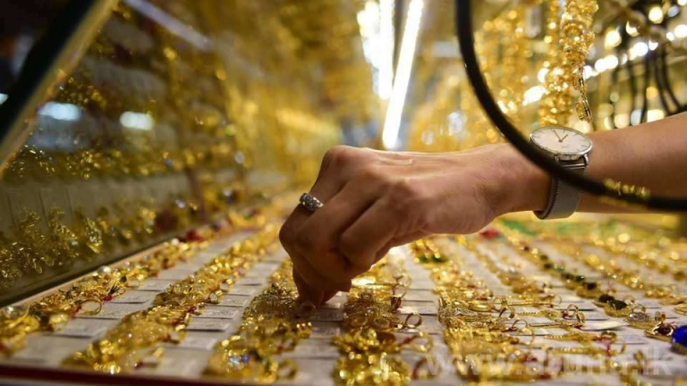 කැරට් 24 රන් පවුම රුපියල් ලක්ෂ 4 පනී