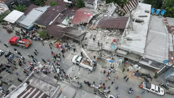 කොලොම්බියා භූමිකම්පාවෙන් 180 දෙනෙකු මිය යාමත් සමඟ දිවි ගලවා ගත් අය සඳහා ගලවා ගැනීමේ කණ්ඩායම් යුහුසුළු වෙති